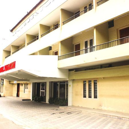 Keerthi Hotell Thiruvananthapuram Exteriör bild