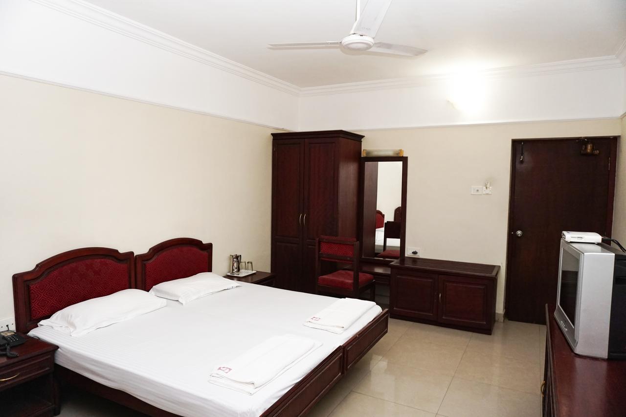 Keerthi Hotell Thiruvananthapuram Exteriör bild