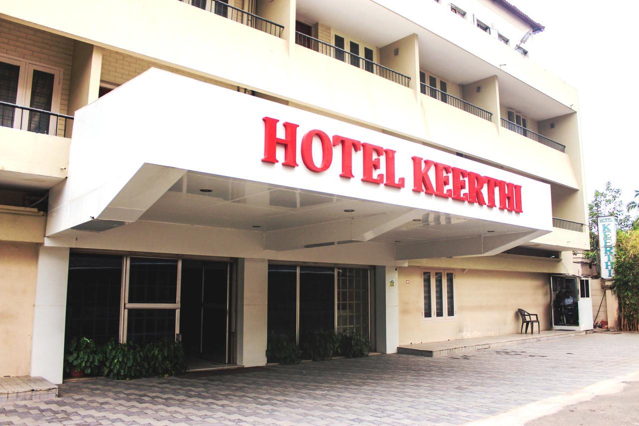 Keerthi Hotell Thiruvananthapuram Exteriör bild