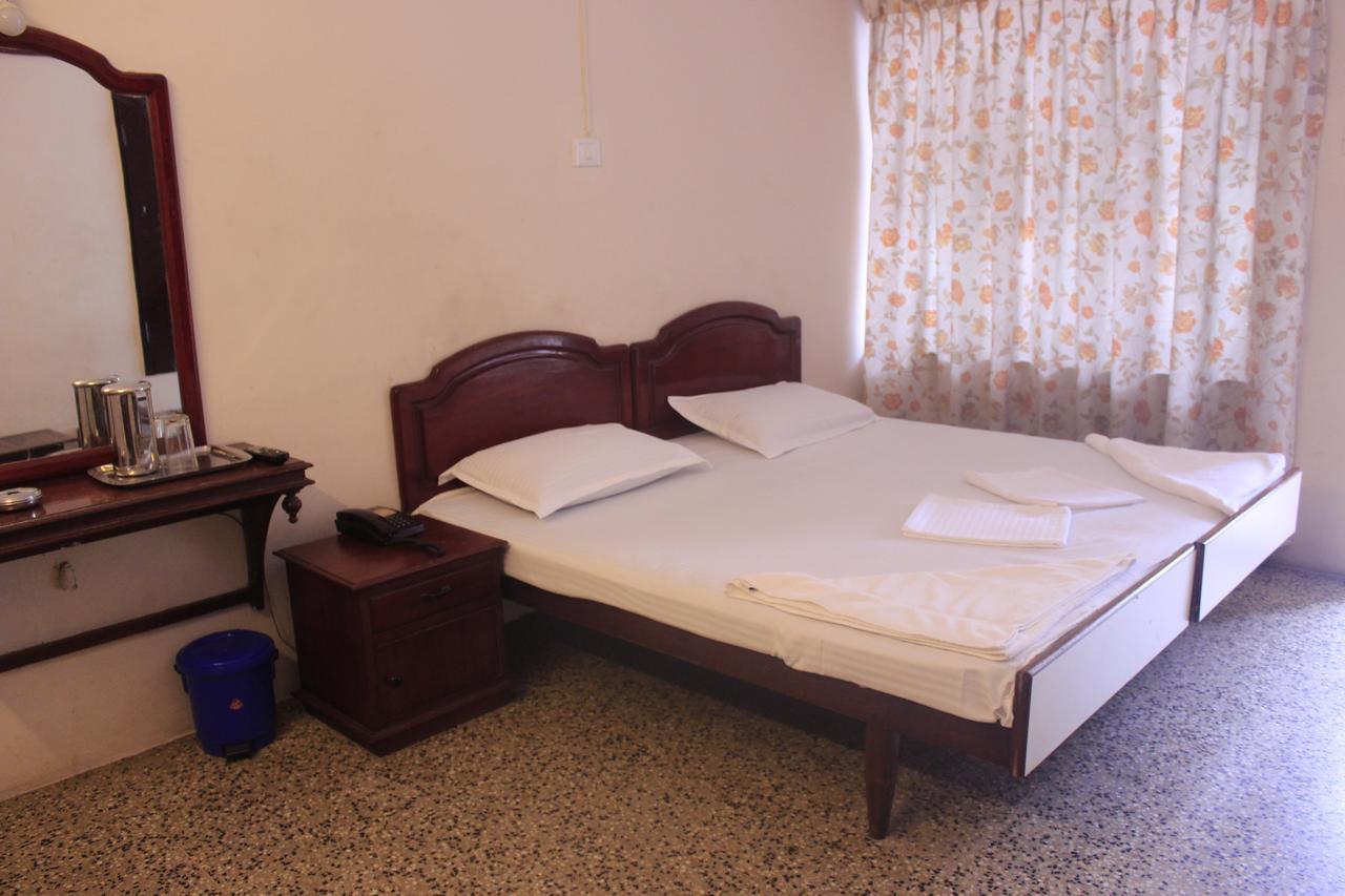 Keerthi Hotell Thiruvananthapuram Exteriör bild