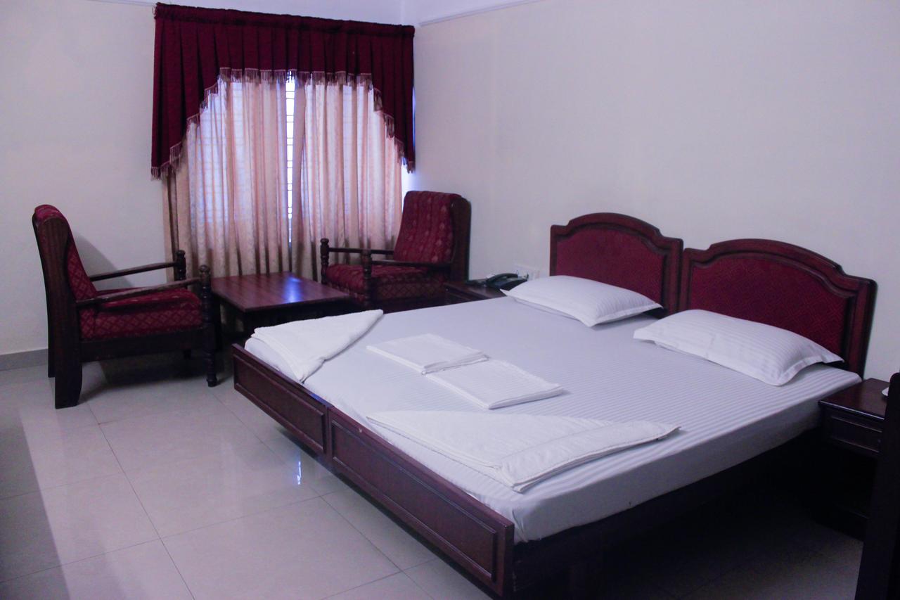 Keerthi Hotell Thiruvananthapuram Exteriör bild
