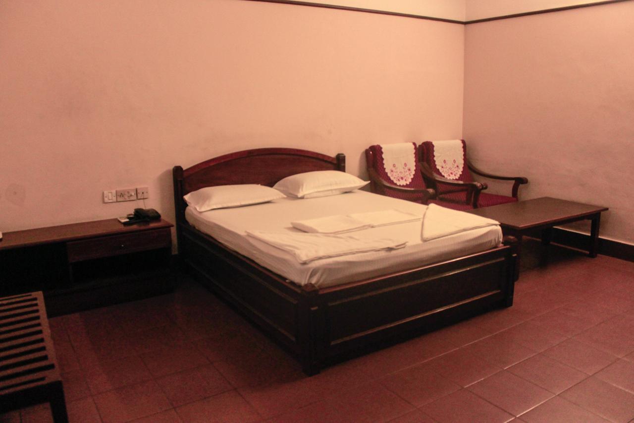 Keerthi Hotell Thiruvananthapuram Exteriör bild
