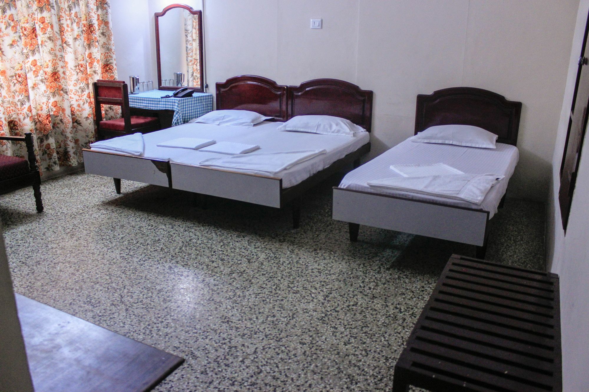 Keerthi Hotell Thiruvananthapuram Exteriör bild